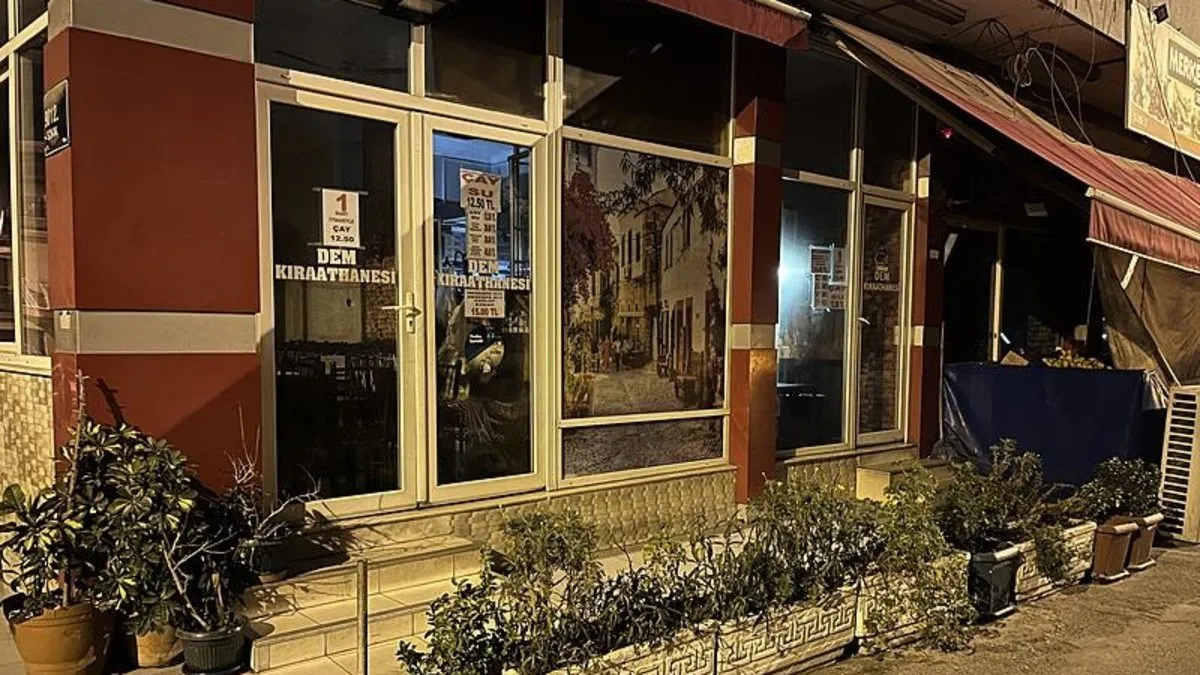 İzmir'de kahvehane kurşunlandı: 1 ölü, 3 gözaltı İzmir'de kahvehane kurşunlandı: 1 ölü, 3 gözaltı