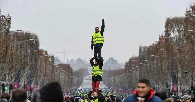 Fransa’da “Sarı Yelekliler” polis engeline takıldı5 gösterici gözaltına alındı