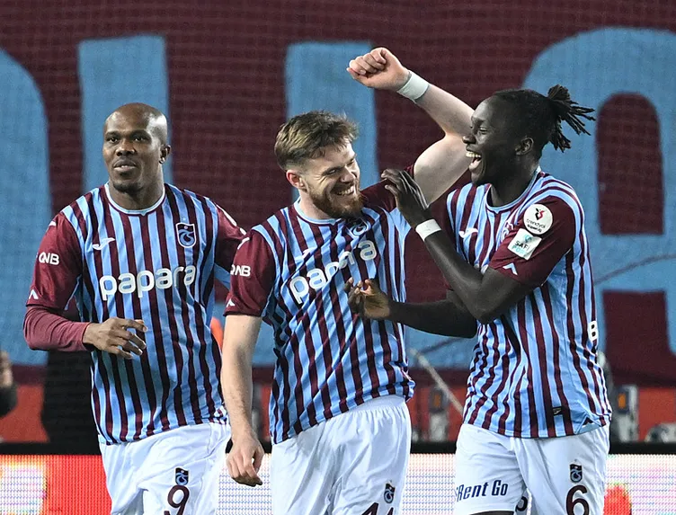 Son dakika haberi: Trabzonspor - Sivasspor maçında gergin anlar! Uğurcan Çakır penaltı kullanmak isteyince...