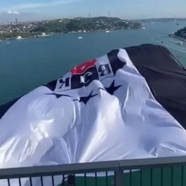 Ziraat Türkiye Kupası şampiyonu Beşiktaş'ın bayrağı, İstanbul'daki iki köprüye asıldı