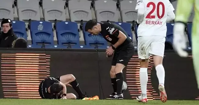 Başakşehir-Pendikspor maçında yardımcı hakem sakatlandı Başakşehir-Pendikspor maçında yardımcı hakem sakatlandı
