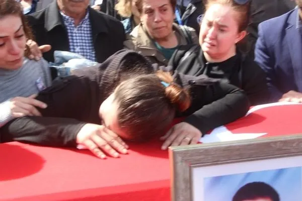 Üniversitede öldürülen görevlilerin için tören düzenlendi