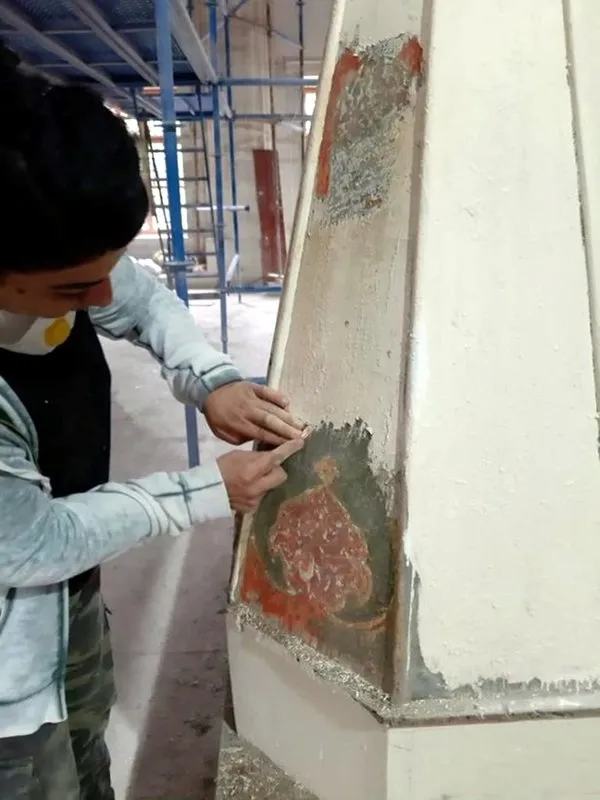 Tarihi Rüstem Paşa Camii'nin hatlarına kadın eli değdi