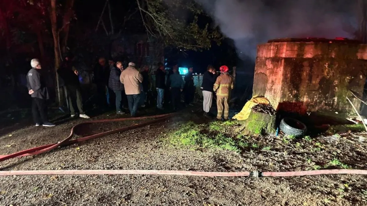 Bartın’da garaja yıldırım düştü: 2 araç yandı Bartın’da garaja yıldırım düştü: 2 araç yandı