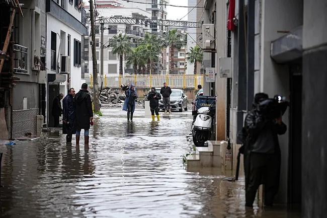 son-dakika-izmiri-saganak-yagis-vurdu-yollar-gole-dondu-ev-ve-dukkanlari-su-basti-meteorolojiden-yeni-uyari-1770901732208.jpeg