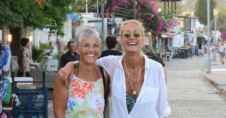 Çağla Şıkel annesiyle yürüyüşte