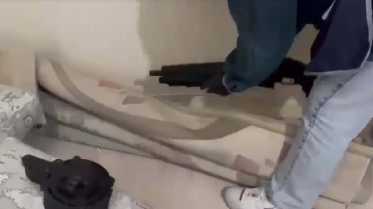 SON DAKİKA… İzmir’de 3 ayrı adrese eş zamanlı operasyon: Çok sayıda ruhsatsız silah ile uyuşturucu madde ele geçirildi! SON DAKİKA… İzmir’de 3 ayrı adrese eş zamanlı operasyon: Çok sayıda ruhsatsız silah ile uyuşturucu madde ele geçirildi!