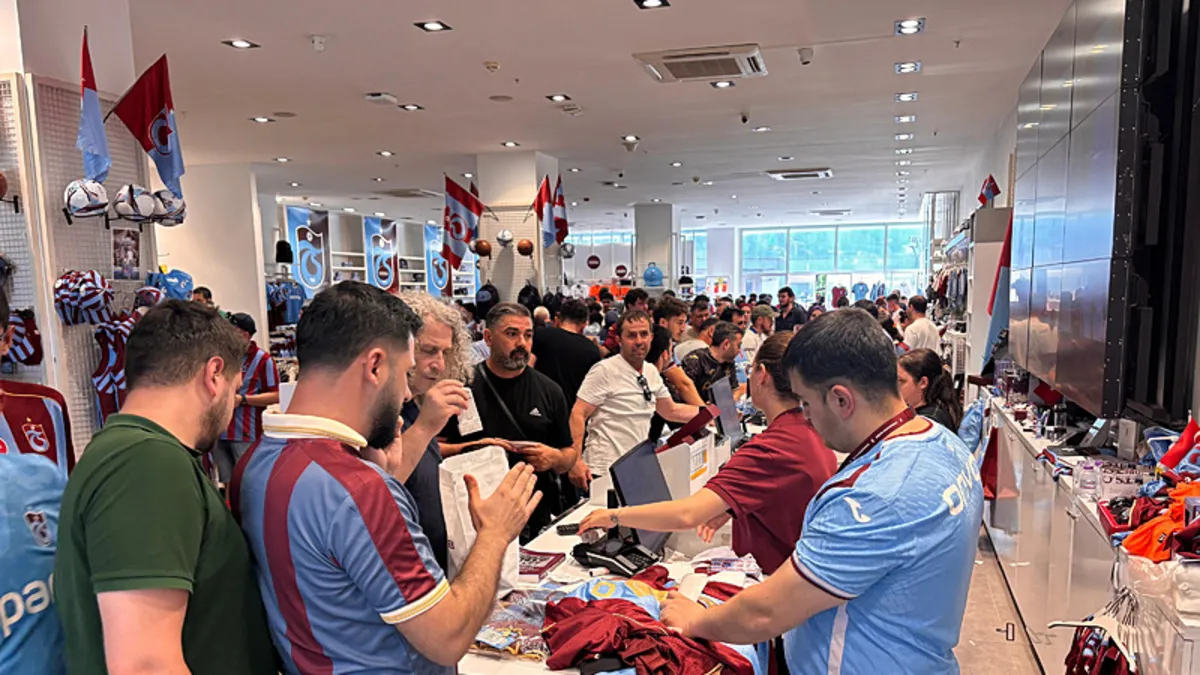 Trabzon’da Muhammed Salah formalarına büyük ilgi! Trabzon’da Muhammed Salah formalarına büyük ilgi!