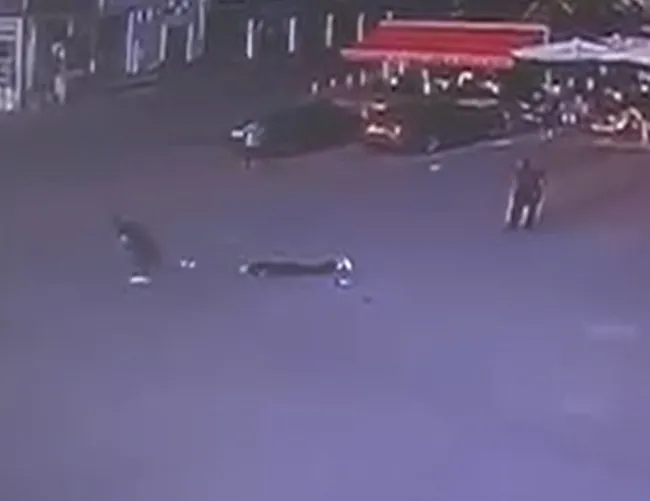 canakkalede-kan-donduran-olay-bosanma-asamasindaki-esini-12-yerinden-bicakladi-dehset-anlari-kamerada-1750758025941.jpg Çanakkale'de kan donduran olay! Boşanma aşamasındaki eşini 12 yerinden bıçakladı: Dehşet anları kamerada!