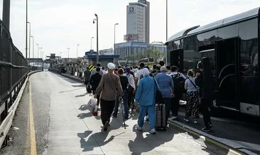 Zeytinburnu’nda arızalanan metrobüsün yolcuları durağa yürüdü