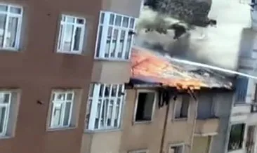 Çatı yangınında alevler bitişikteki iki binaya daha sıçrayınca korkuttu #istanbul