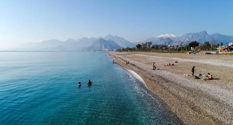 Bakan Koca vaka artışı yüzde 100 demişti! Antalya’da yasaktan muaf olanlar sahil ve plajlara koştu