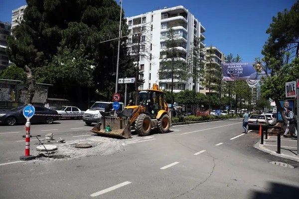 yolu-yaptilar-rogari-unuttular-bunlar-mi-ulkeyi-yonetecekler-1683007764825.jpg CHP'li belediye yolu yaptı rögar kapağını unuttu...