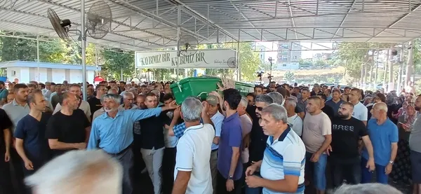 elindeki-tek-can-yelegini-minik-kizina-giydirdi-kendisi-dalgalara-kapildi-1788338207765.jpg