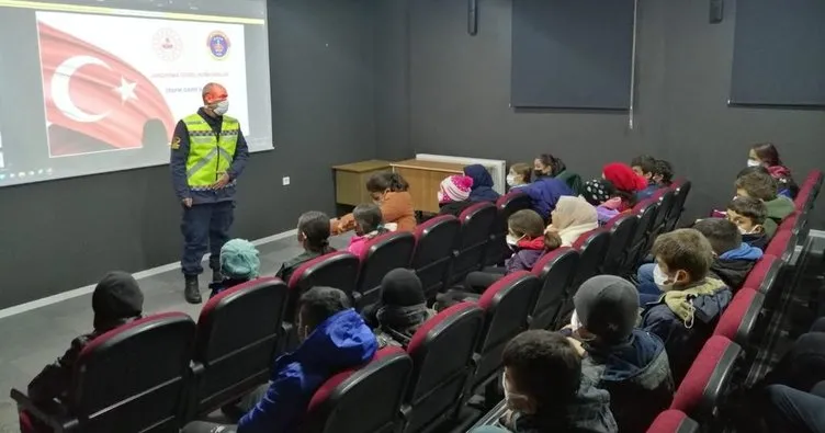 Jandarma ekipleri öğrencileri trafik kuralları hakkında bilgilendirdi