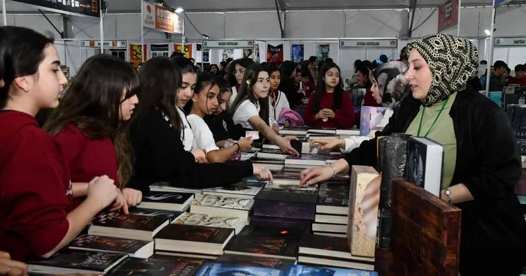8. Kitap Fuarı yoğun ilgiyle açıldı