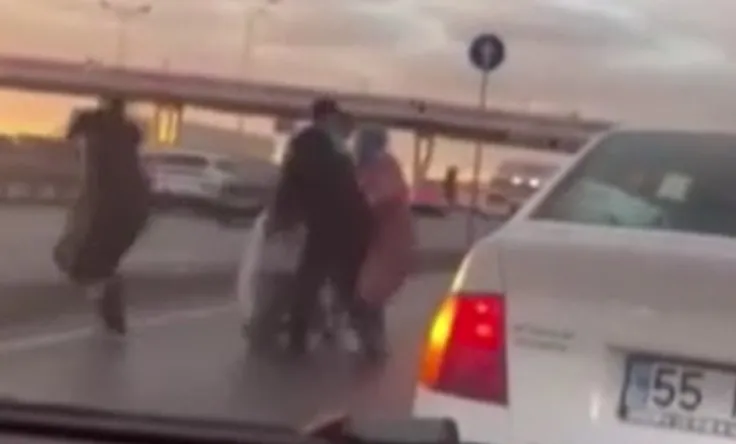 E-5’te şoke eden görüntü: Aracın camını sopa ile kırdı!