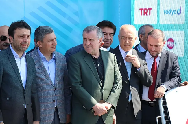 60-cumhurbaskanligi-turkiye-bisiklet-turu-antalya-antalya-etabiyla-basladi-1745741052607.jpeg