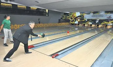 Bursa’da liseliler, bowling’le stres atıyor