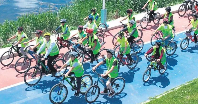 Okullarına bisikletleriyle güven içinde gidiyorlar