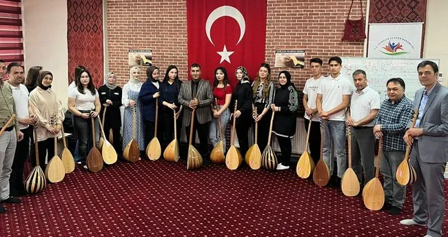 Depremzede çocuklara umut oldular: 650 ücretsiz bağlama dağıtıldı