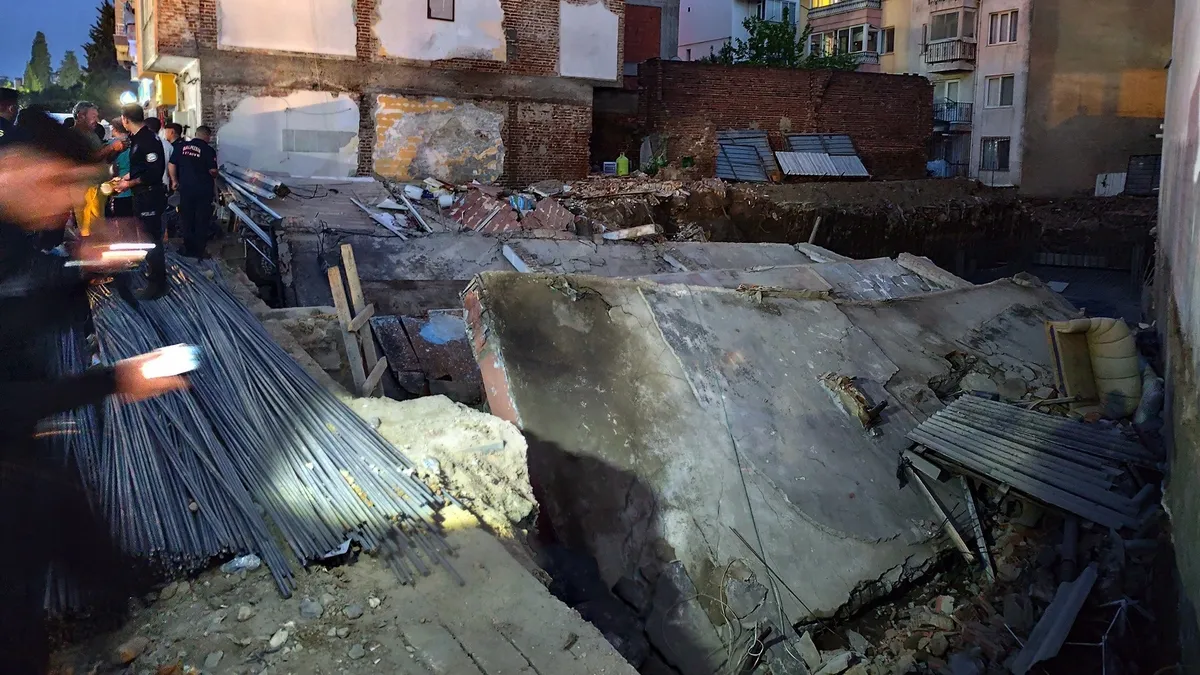 3 katlı bina saniyeler içinde çöktü