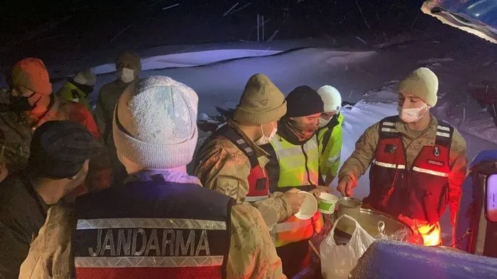 Kar ve tipiden kapanan karayolunun açılmasını bekleyenlere jandarma çorba ikram etti