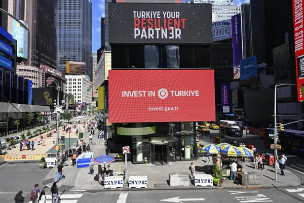 new-yorkta-invest-in-turkiye-yankisi-calismalar-buyuk-dikkat-cekti-1695200999662.jpg Times’dan Türkiye’ye yatırım daveti: Türkiye dayanıklı yatırım ortağınız