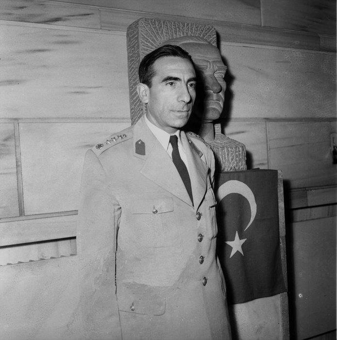 Alparslan TürkeÅ'in doÄumunun 100.yılı...