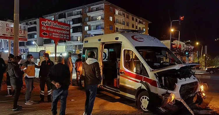 Tunceli’de ambulans ile otomobil çapıştı: Çok sayıda yaralı var