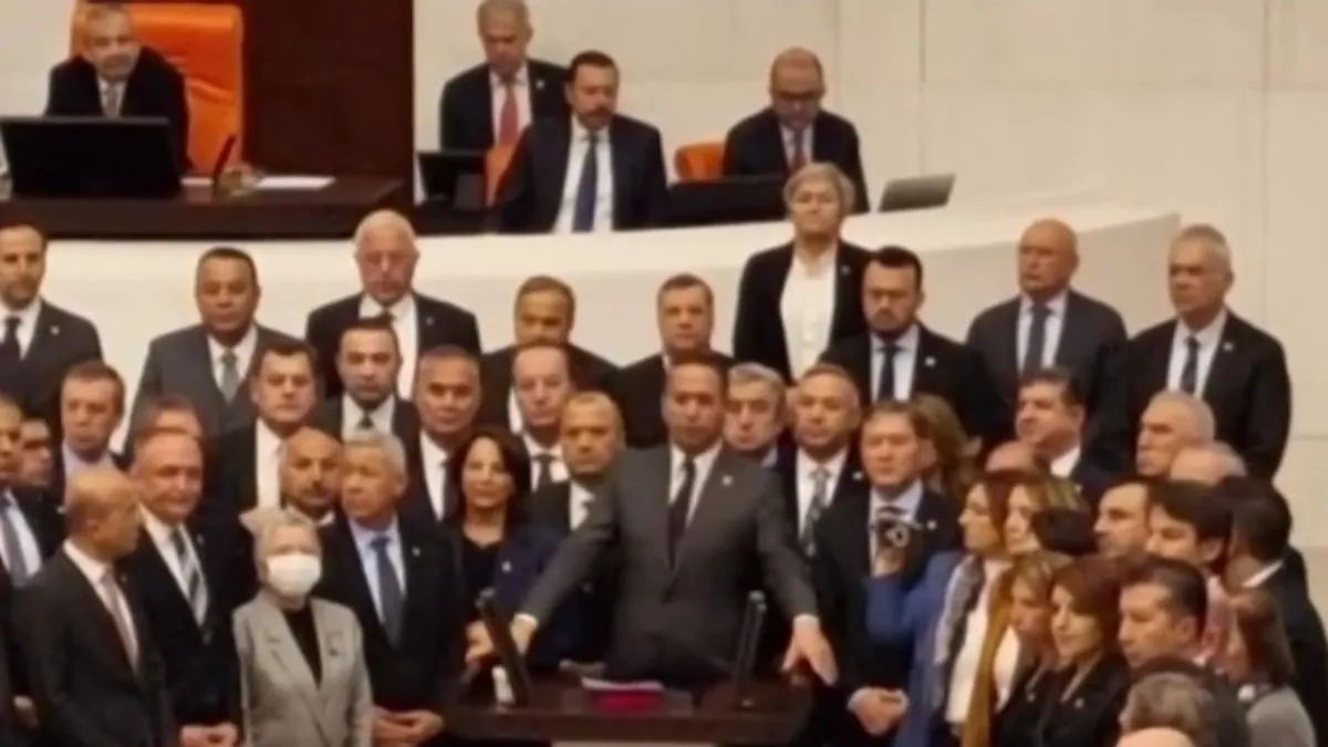 Ekrem İmamoğlu'nun gözaltına alınmasının ardından CHP'li vekiller TBMM'de kürsüyü işgal etti