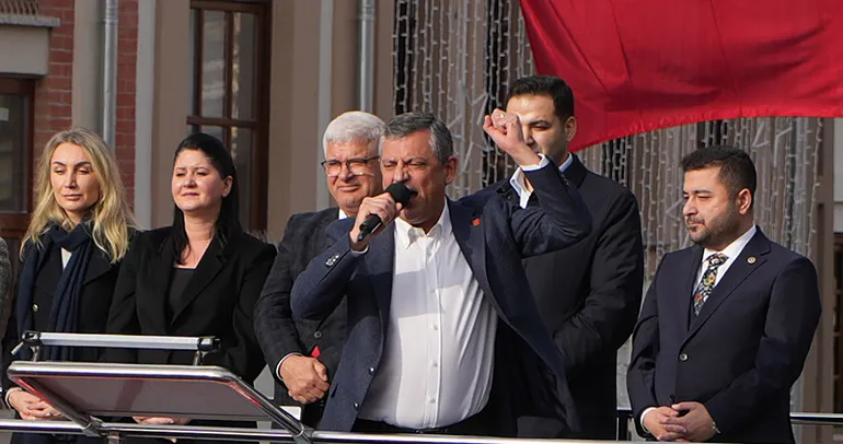 CHP lideri Özel’den Yunan’a övgü, Türkiye’ye eleştiri!