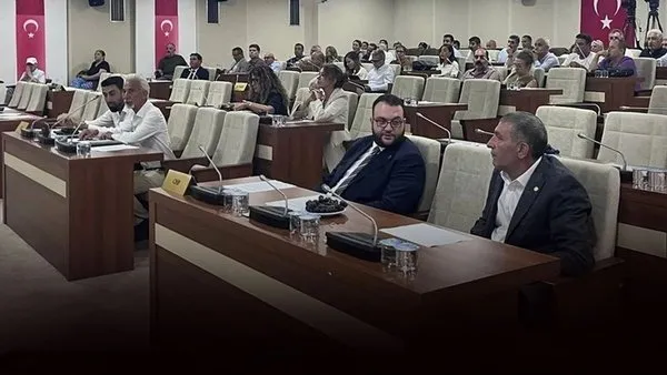 chpli-karabaglar-belediye-baskani-helil-inay-kinaya-soguk-dus-1756904888991.jpg