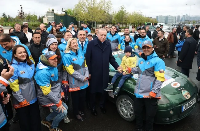 baskan-erdogan-dogu-bati-dostluk-ve-ipek-yolu-rallisi-grubunu-ugurladi-1777903185896.jpg