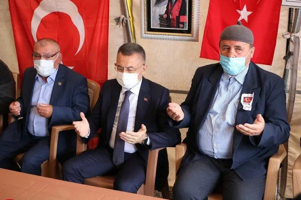 Cumhurbaşkanı Yardımcısı Oktay, şehit ailesini ziyaret etti