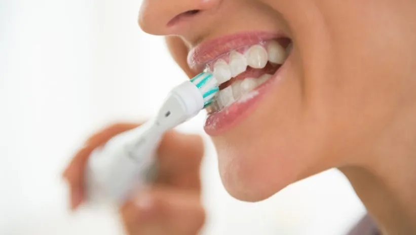Yanlış diş fırçalamasında bizi bekleyen tehlike! Dişlerin dökülmesine neden oluyor...