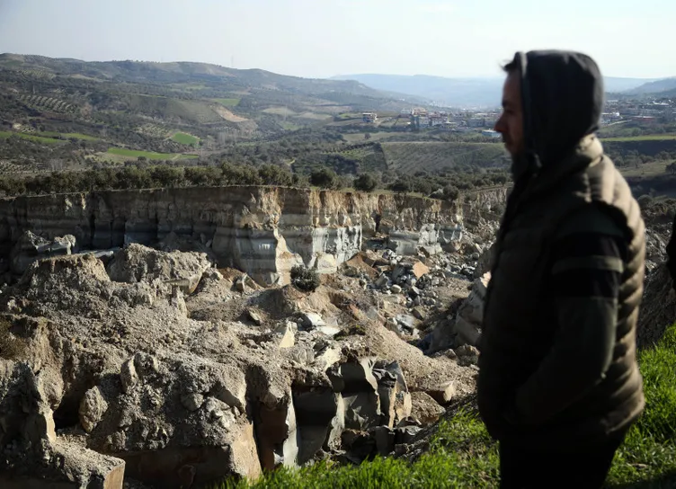 Deprem sonrası oluşan zeytinlikteki dev yarık dünyayı şoka uğrattı: Biraz daha yakın olsaydı...