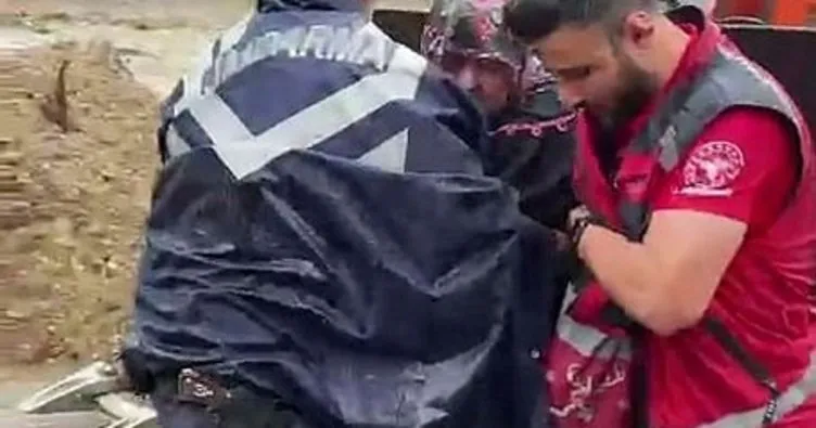 Son dakika: Duygulandıran görüntüler! Kastamonu’da kurtarma görevlisi yaşlı kadına çizmelerini verdi