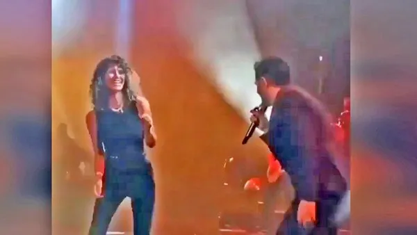 Oyuncu Beren Saat ile şarkıcı Kenan Doğulu'nun sürpriz dansı kamerada