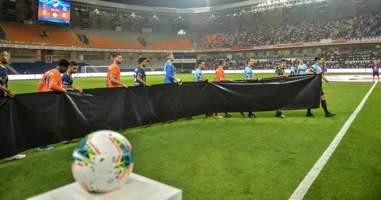 Medipol Başakşehir - Fenerbahçe: Oyuncular Emine Bulut için siyah pankartla çıktılar