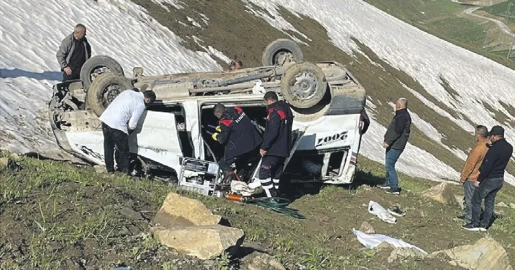 Minibüs şarampole uçtu: 1 ölü, 7 yaralı