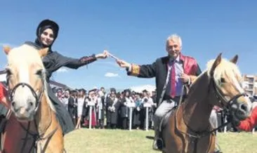 Diplomalarını at üstünde aldılar