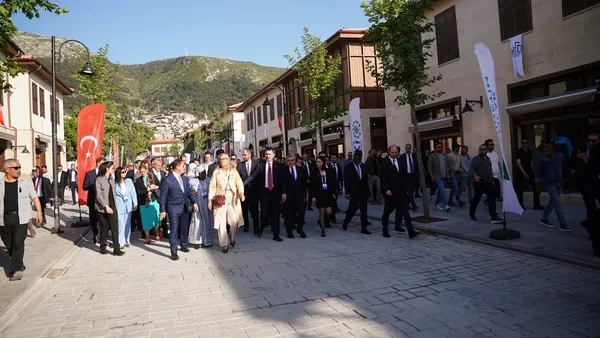 bakan-kurum-hatayda-asrin-insa-seferberligini-dunyaya-anlatti-birileri-yapilamaz-dedi-turkiye-yapti-1778496363553.jpg