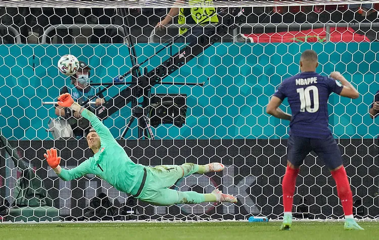 euro-2020de-isvicreden-tarihi-basari-mbappe-kacirdi-fransa-elendi-1624918759258.jpg