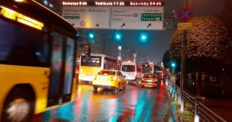 İstanbul’da sağnak yağmur trafik yoğunluk haritasını kırmızıya çevirdi