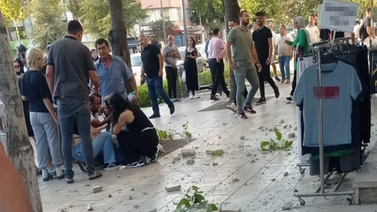 Kaldırımda yürürken beton parçası üzerlerine düştü