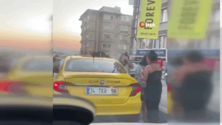 Takside tartıştılar: Kadınlar yol kenarında durup saç baş birbirlerine girdiler!