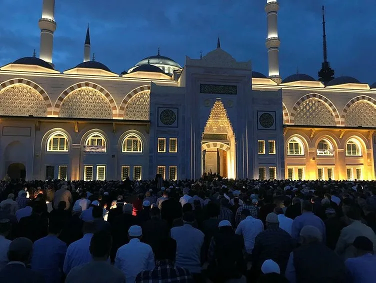 Büyük Çamlıca Camii’ne binlerce genç akın etti 