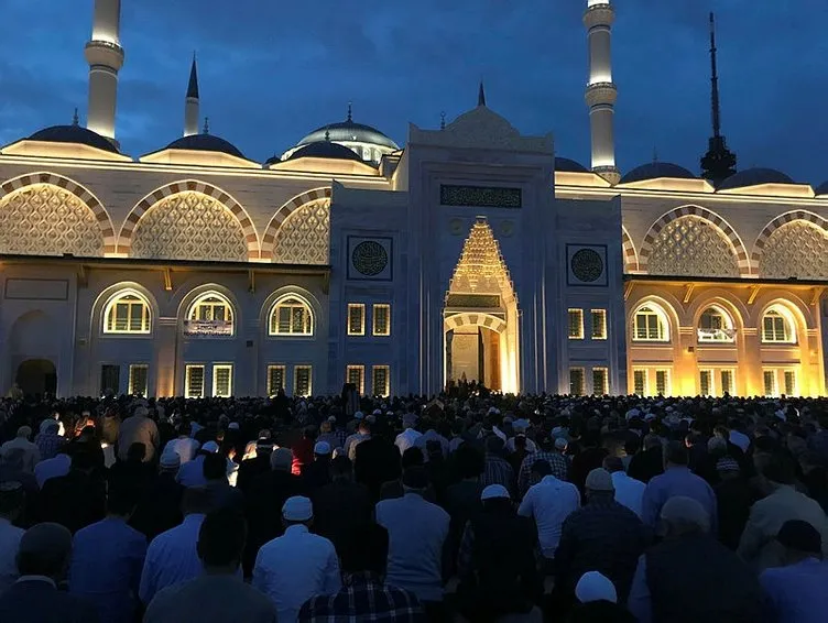 Büyük Çamlıca Camii’ne binlerce genç akın etti