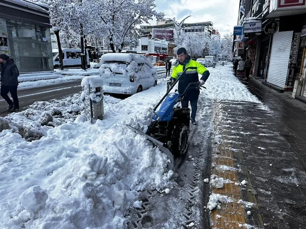 van-merkez-ve-ilcelerinde-kar-etkili-oldu-1772191885653.jpg